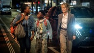 Moya Alemu (Nambitha Ben-Mazwi, l.), Yaro Alemu (André Nkot Olinga, M.) und Kommissarin Isabelle Grandjean (Anna Pieri Zuercher) in einer Szene aus dem Film «Tatort: Könige der Nacht»