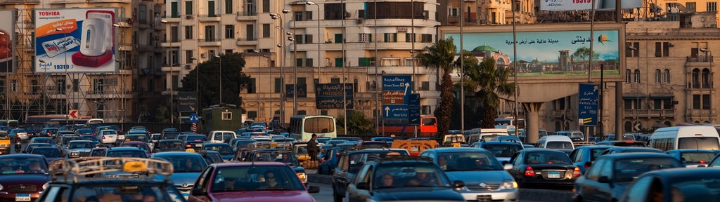 Dichter Straßenverkehr in Kairo.