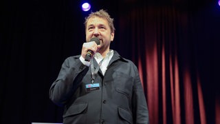 Tobias Bock, Leiter der LIT. und PHIL. Cologne, auf der Bühne. 