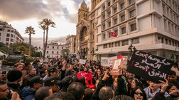 Menschen bei einer Demonstration in Tunis