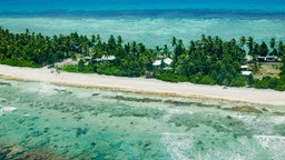 Funafuti Atoll, Tuvalu: schmale, langgezogene Insel, die nur knapp über dem Meeresspiegel liegt (Archivbild; 2007)