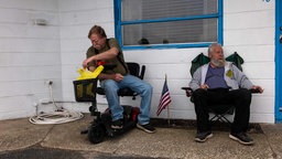 Zwei US-amerikanische Veteranen sitzen auf der Veranda eines Motels in Absecon, New Jersey