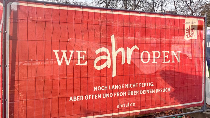 Plakat mit der Aufschrift "We ahr open" 