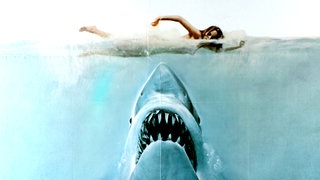 Der Ausschnitt aus dem Filmplakat zum Spielfilm "Der weiße Hai" zeigt eine schwimmende Frau und darunter den offenen Schlund des weißen Hais. 