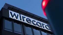 Auf einem Hochhaus steht in großen Buchstaben "Wirecard".
