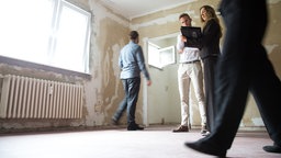 Menschen bei einem Besichtigungstermin für eine Wohnung