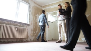Menschen bei einem Besichtigungstermin für eine Wohnung