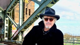 Die Porträtaufnahme von Wolfgang Niedecken zeigt ihn in Köln mit Sonnenbrille und Hut.