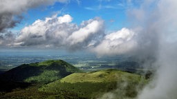 Wolken über der Chaine des Puys in der Auvergne