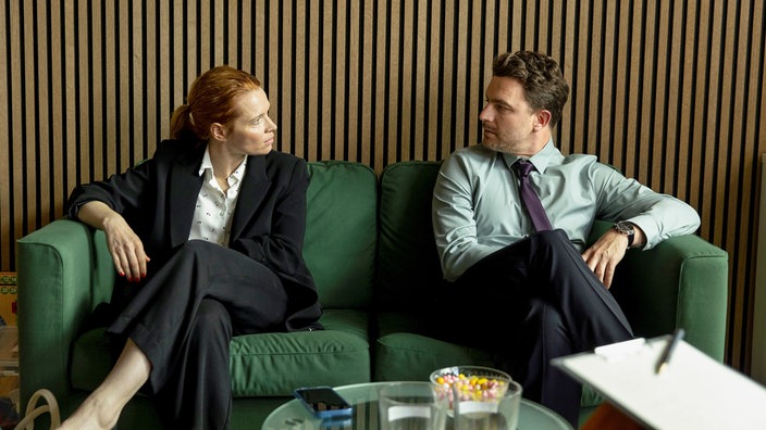 In einer Szene aus dem Film "Wudnerschöner" sitzen sich Karoline Herfurth und Friedrich Mücke in ihren Rollen als Sonja und Milan gegenüber.
