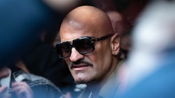 Eine Nahaufnahme zeigt den Rapper Xatar mit Sonnenbrille und Oberlippen- sowie Kinnbart.