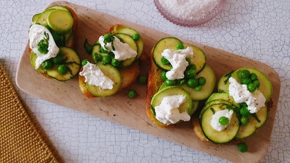 Zucchinisalat mit Erbsen, Minze und Burrata