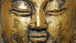 Nahaufnahme von Buddhas Gesicht in Gold