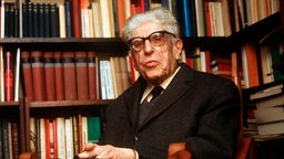 Philosoph Ernst Bloch in seiner Bibliothek