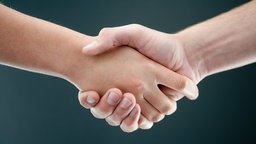 Ein Handschlag zweier Personen