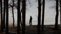 Ein Mann, der in einem Wald steht