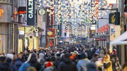 Einkaufsstraße in der Kölner Innenstadt mit vielen Besuchern