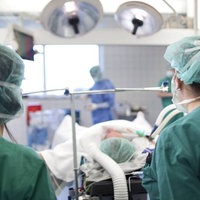 Operationssaal, zwei Krankenpflegerinnen beobachten eine Operation
