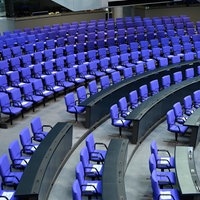 Symbolbild des leeren Plenarsaal des Deutschen Bundestag in Berlin