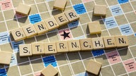 Das Wort Gendersternchen mit Scrabble-Steinen gelegt