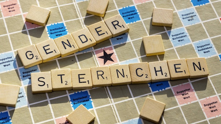 Das Wort Gendersternchen mit Scrabble-Steinen gelegt