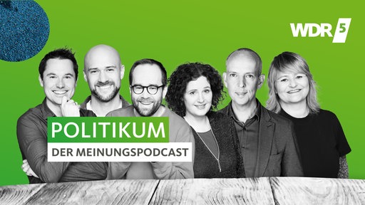 Collage: Logo des Podcast Politikum, davor stilisiert die Köpfe der fünf Moderator:innen