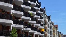 Fassade eines Neubau-Mehrfamilienhauses