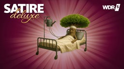 Ein verletzter Baum in Menschengestalt liegt in einem Krankenbett und hängt an einem Tropf, der an eine alte Gießkanne angeschlossen ist.
