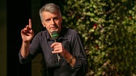 Johannes Flöck mit Mikrofon auf der Bühne.