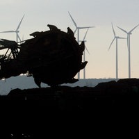  Ein Braunkohlebagger vom RWE arbeitet bei Jüchen, im Hintergrund Windräder. 