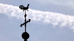 Symbolbild: Wetterhahn und Kreuz auf einer katholischen Kirche.