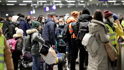 Vor dem Krieg in der Ukraine geflohene Menschen kommen in Berlin am Bahnhof an (06.03.2022)