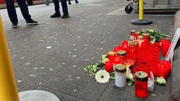 Mannheim: Am Bahnsteig an Gleis 1 im Hauptbahnhof liegen Blumen und stehen Grablichter im Gedenken an den getöteten Zugbegleiter. 