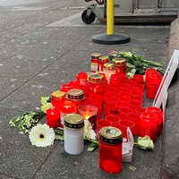 Mannheim: Am Bahnsteig an Gleis 1 im Hauptbahnhof liegen Blumen und stehen Grablichter im Gedenken an den getöteten Zugbegleiter. 