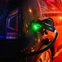 Ein Elektroauto Volkswagen e-up! lädt an einer öffentlichen Schnellladesäule. 