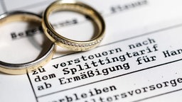 Eheringe liegen auf einer Steuererklärung mit Vermerk zum Ehegattensplitting