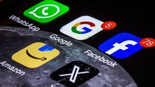 Doe Logos us-amerikanischer Apps auf einem Smartphone.