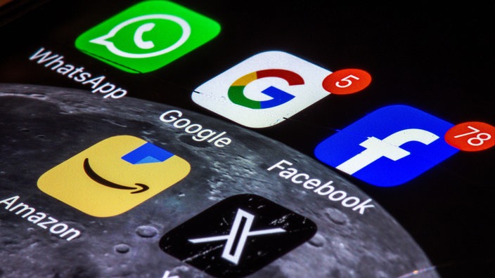 Doe Logos us-amerikanischer Apps auf einem Smartphone.