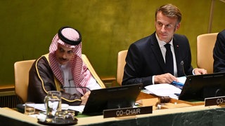 Saudi-Arabiens Außenminister Faisal bin Farhan Al Saud (links) und Frankreichs Präsident Emmanuel Macron einer UN-Sitzung zu Palästina.