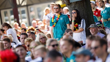 Symbolbild Fußball-WM: Public Viewing des Fußball-Weltmeisterschaft 2018-Spiels Deutschland gegen Südkorea (0:2) im Biergarten Rennbahn Weidenpesch. Köln, 27.06.2018