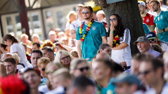 Symbolbild Fußball-WM: Public Viewing des Fußball-Weltmeisterschaft 2018-Spiels Deutschland gegen Südkorea (0:2) im Biergarten Rennbahn Weidenpesch. Köln, 27.06.2018