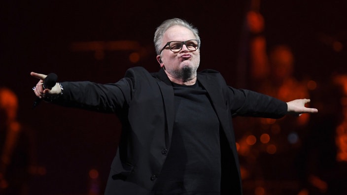 05.03.2019, Schleswig-Holstein, Kiel: Der deutsche Sänger Herbert Grönemeyer steht bei einem Konzert auf der Bühne und breitet die Arme aus.