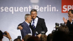 Klaus Wowereit, regierender Bürgermeister von Berlin neben seinem Lebensgefährten Jörn Kubicki anlässlich der Wahl des Berliner Abgeordnetenhauses in Berlin