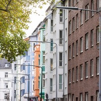Blick in eine Straße mit Wohnhäusern. 
