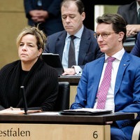 NRW-Ministerpräsident Hendrik Wüst (CDU) und Stellvertreterin Mona Neubaur (Grüne) im Plenarsaal des Bundesrats.