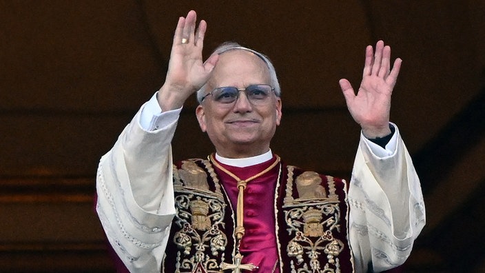 Papst Leo auf dem Balkon des Petersdom