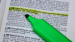 Paragraph 188 des Strafgesetzbuchs ist mit einem grünen Textmarker markiert: Gegen Personen des politischen Lebens gerichtete Beleidigung, üble Nachrede und Verleumdung
