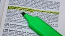 Paragraph 188 des Strafgesetzbuchs ist mit einem grünen Textmarker markiert: Gegen Personen des politischen Lebens gerichtete Beleidigung, üble Nachrede und Verleumdung