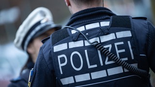 Eine Polizistin und ein Polizist 