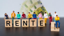 Collage: Menschen stehen hinter Holzbuchstaben mit dem Wort "Rente!" und zerfallenden Euroscheinen.
